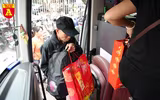 Những chuyến xe nghĩa tình đưa người bệnh về quê ăn Tết